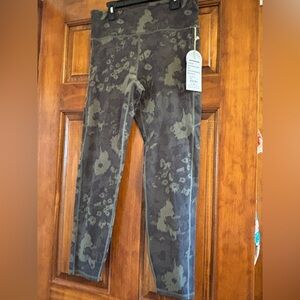 New Vuori Stride legging oregano green camo flower.  Large new with tags